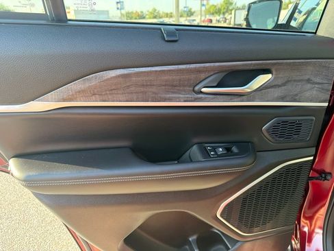 Used 2024 Jeep Grand Cherokee Limited w/ Luxury Tech Group II RWD image 12