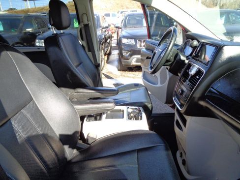 Used 2016 Chrysler Town & Country Touring-L image 43