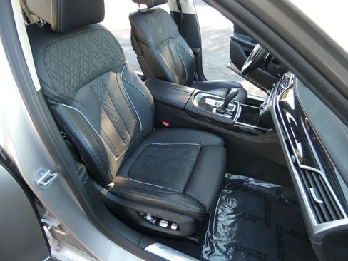 Used 2020 BMW 750i xDrive w/ Executive Package image 29