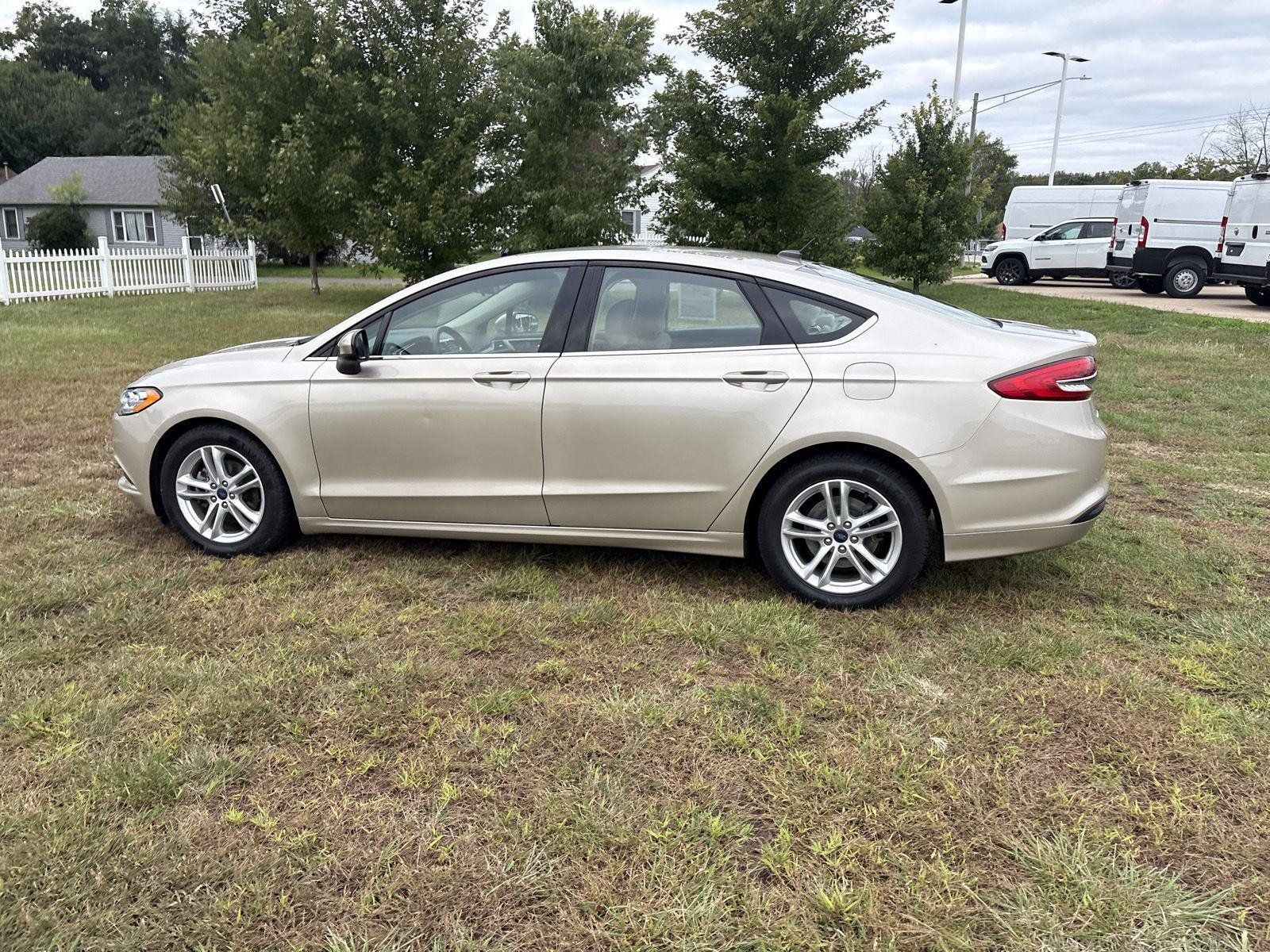 Used 2018 Ford Fusion SE FWD image 8
