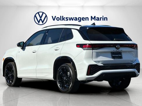 New 2026 Volkswagen Tiguan SE R-Line image 3