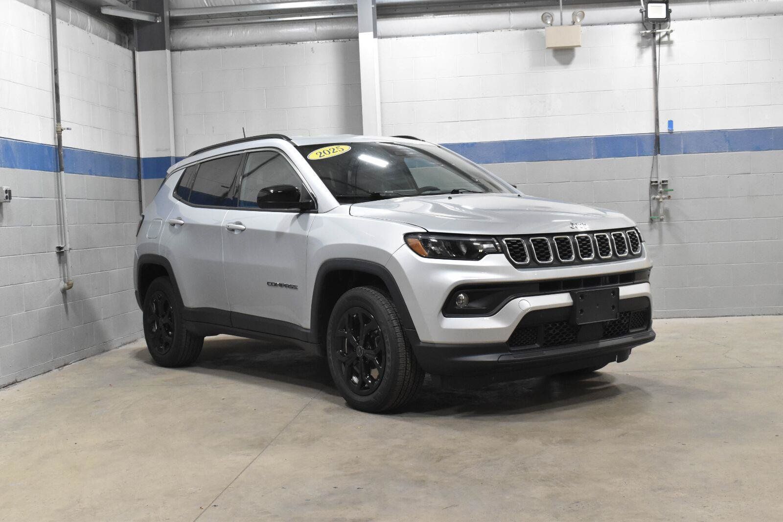 Used 2025 Jeep Compass Latitude AWD/4WD image 30
