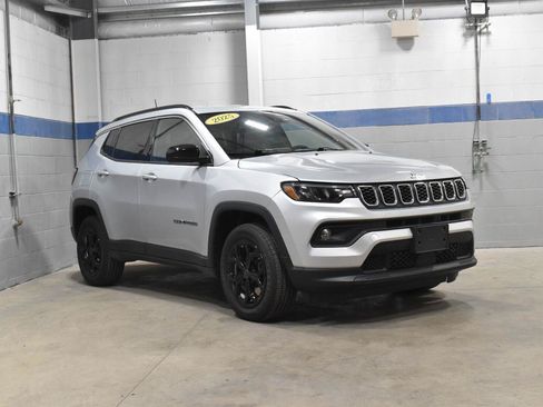 Used 2025 Jeep Compass Latitude AWD/4WD image 30