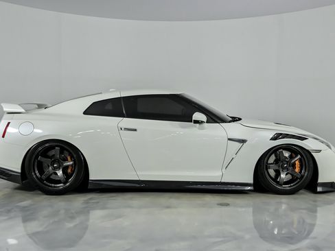 Used 2019 Nissan GT-R Premium w/ Premium Interior Package image 15