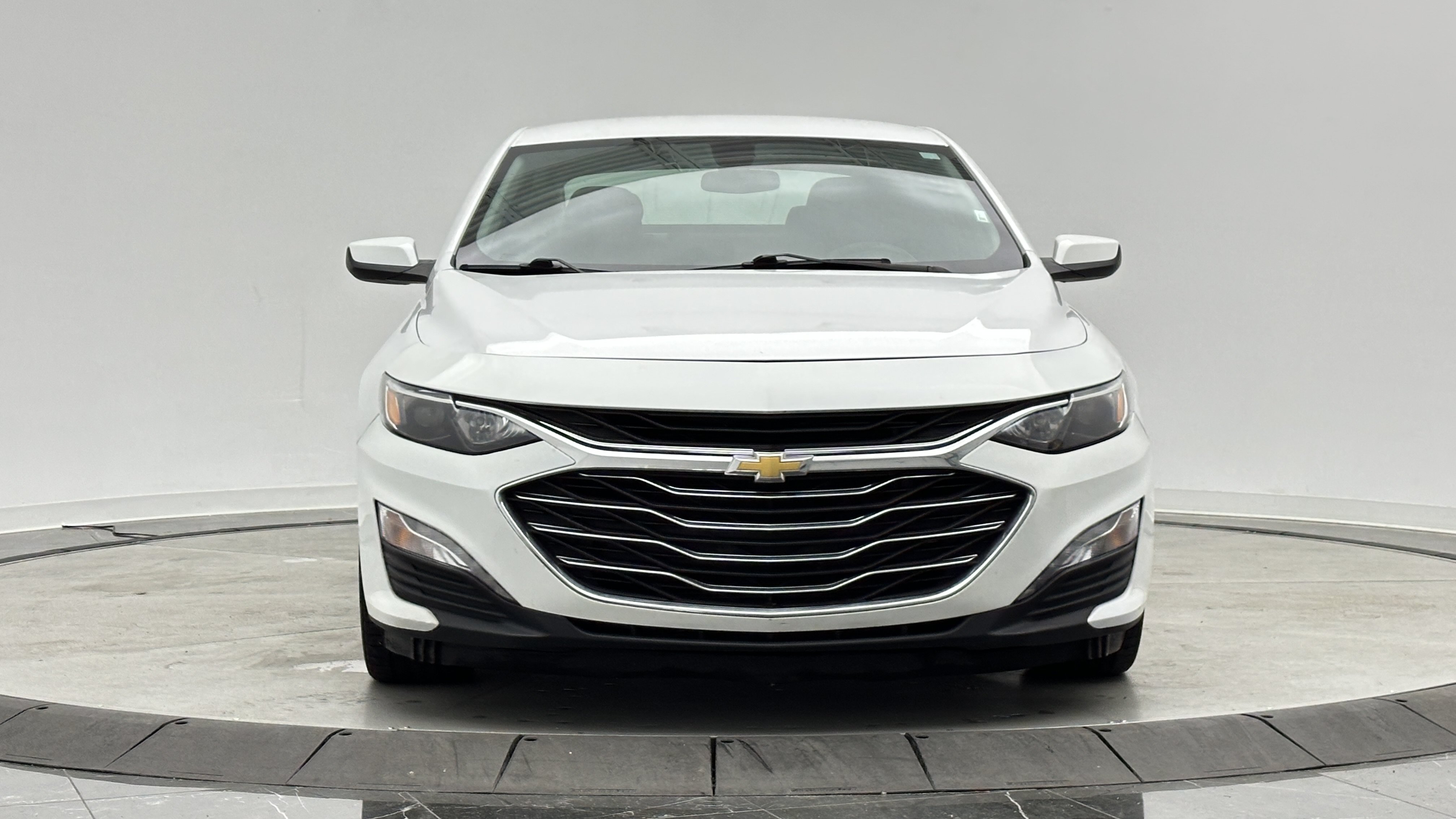 Used 2021 Chevrolet Malibu LT FWD image 2