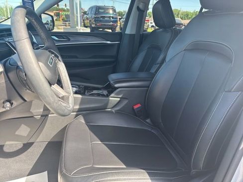 Used 2023 Jeep Grand Cherokee Limited w/ Luxury Tech Group II AWD/4WD image 4