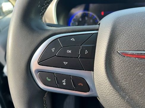 Used 2023 Chrysler Pacifica Touring-L FWD image 7