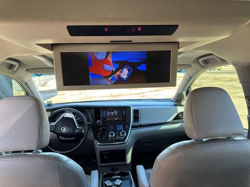 Used 2016 Toyota Sienna XLE Premium image 34