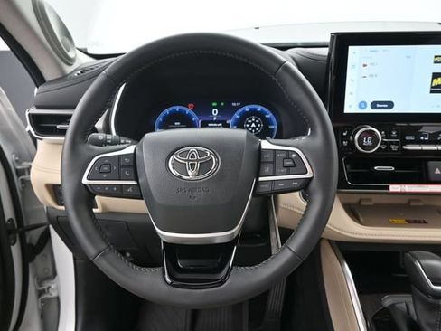 Used 2025 Toyota Highlander Limited FWD image 5