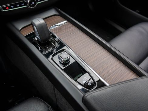 Used 2022 Volvo XC60 B5 Momentum w/ Advanced Package image 18