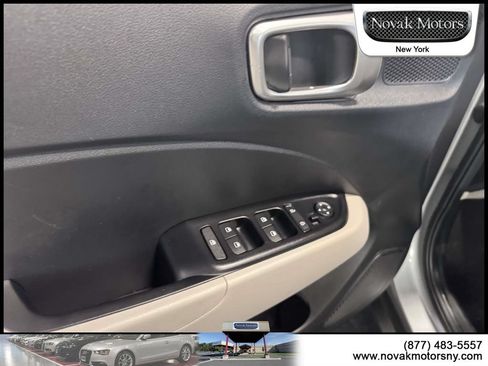 Used 2025 Hyundai Venue SEL FWD image 14