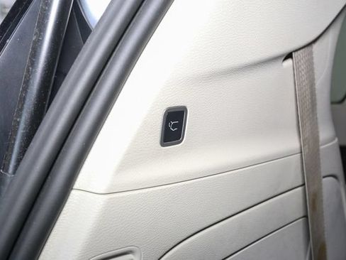 Used 2023 Chrysler Pacifica Touring-L FWD image 12