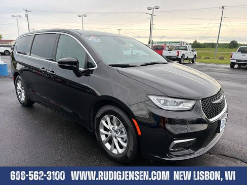 Used 2026 Chrysler Pacifica Limited FWD image 9