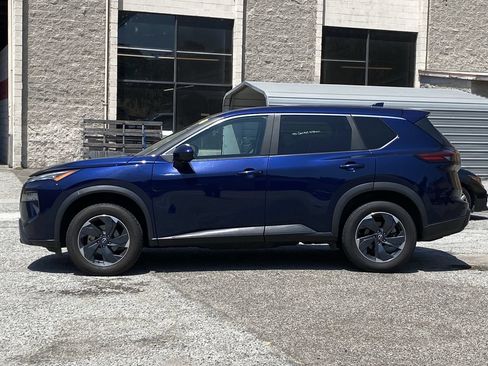 Used 2024 Nissan Rogue SV AWD/4WD image 3