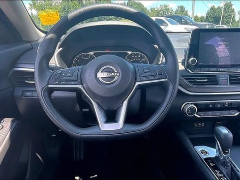 Used 2025 Nissan Altima 2.5 SV FWD image 8