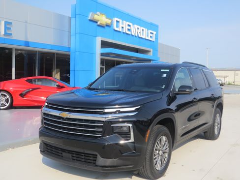 Used 2026 Chevrolet Traverse LT w/ Driver Confidence Package FWD image 2