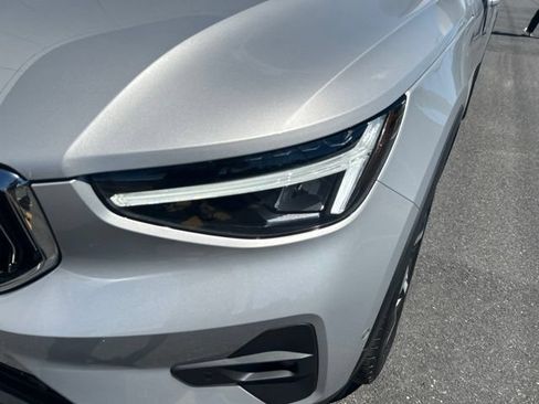 Certified 2025 Volvo XC40 B5 Plus AWD/4WD image 8