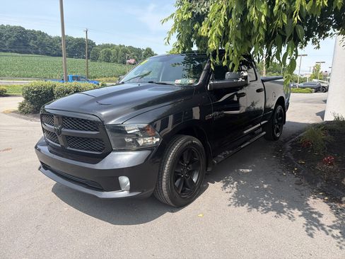 Used 2018 RAM 1500 Express w/ Black Ram 1500 Express Group AWD/4WD image 32