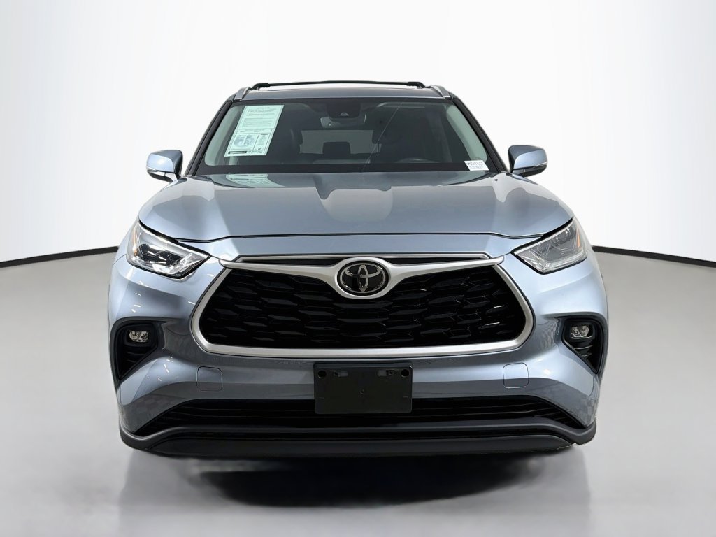Used 2021 Toyota Highlander XLE AWD/4WD image 2