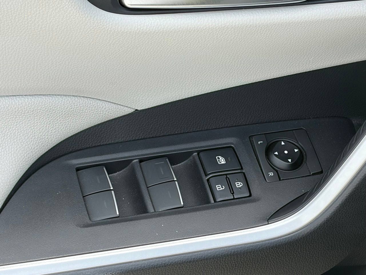 Used 2025 Toyota RAV4 XLE AWD/4WD image 6