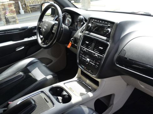 Used 2015 Dodge Grand Caravan SXT image 54