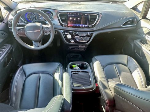 Used 2023 Chrysler Pacifica Touring-L w/ Uconnect Theater Family Group FWD image 20