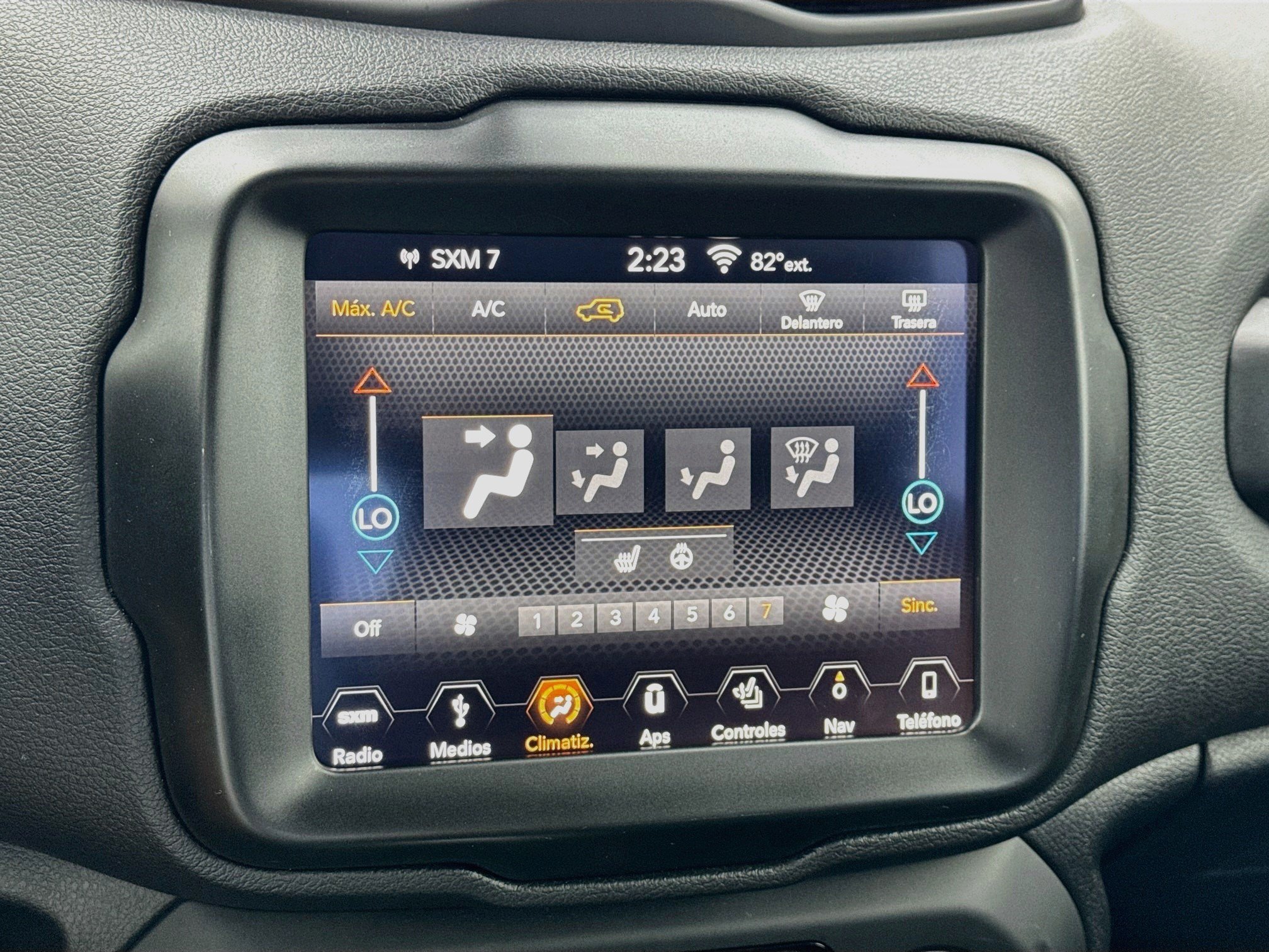 Used 2018 Jeep Renegade Limited w/ UConnect 8.4 Nav Group FWD image 12