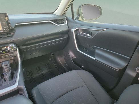 Used 2020 Toyota RAV4 XLE w/ Convenience Package FWD image 11