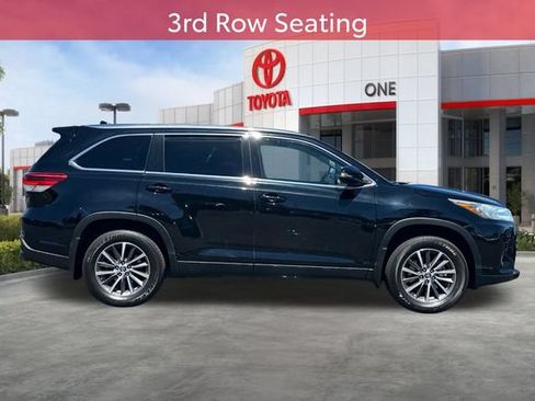 Certified 2019 Toyota Highlander XLE AWD/4WD image 3