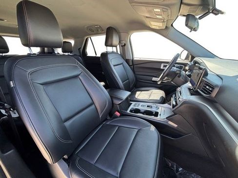 Used 2022 Ford Explorer XLT w/ Equipment Group 202A image 19