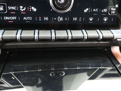 Used 2025 GMC Yukon XL Denali image 18