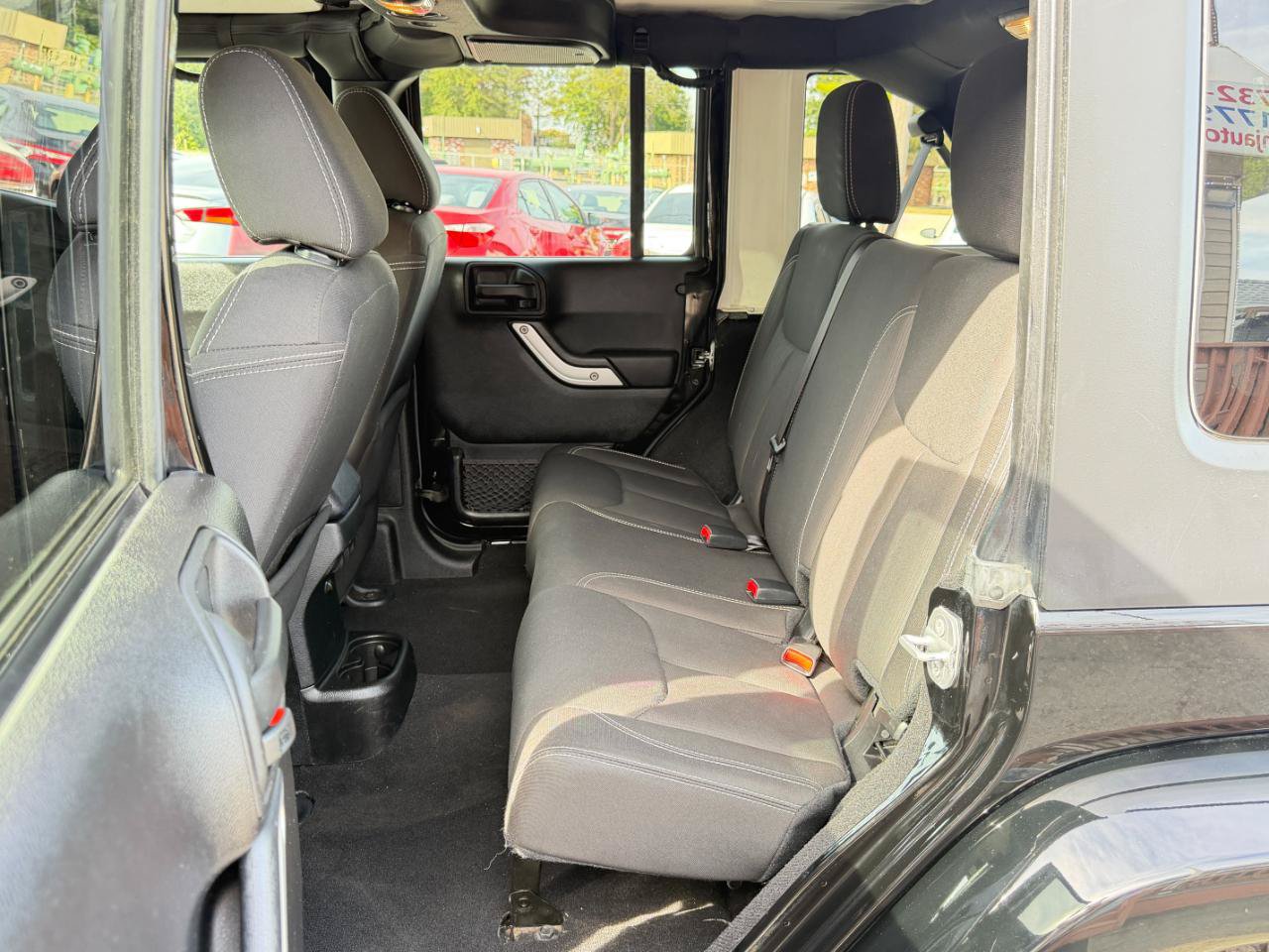Used 2016 Jeep Wrangler Unlimited Sahara w/ Connectivity Group AWD/4WD image 27