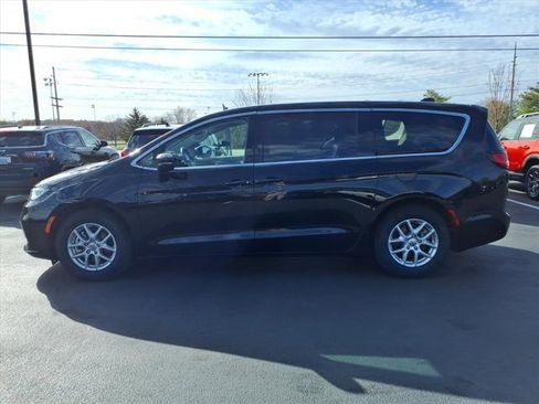 Used 2024 Chrysler Pacifica Touring-L image 4