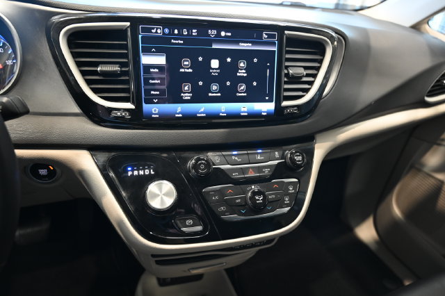 Used 2024 Chrysler Pacifica Touring-L FWD image 14