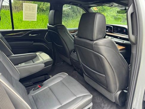 Used 2023 Cadillac Escalade Premium Luxury AWD/4WD image 17