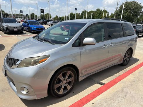 Used 2015 Toyota Sienna SE FWD image 1