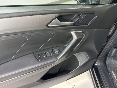 Used 2023 Volkswagen Tiguan SE w/ Panoramic Sunroof Package image 12