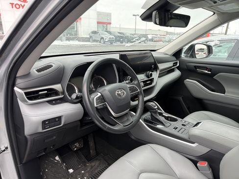 Used 2023 Toyota Highlander XLE image 8