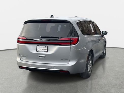 Used 2024 Chrysler Pacifica Limited image 5