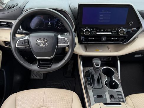 Used 2023 Toyota Highlander Limited FWD image 12