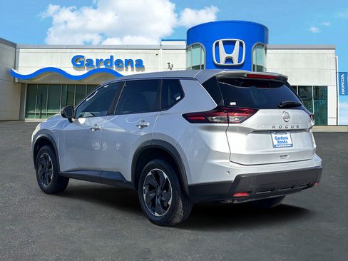 Used 2025 Nissan Rogue SV FWD image 4