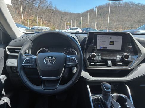 Used 2025 Toyota Highlander LE FWD image 38