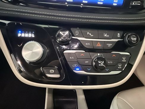 Used 2021 Chrysler Pacifica Touring-L FWD image 24