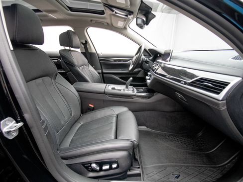 Used 2020 BMW 740i xDrive AWD/4WD image 19
