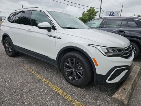 Used 2024 Volkswagen Tiguan SE w/ Panoramic Sunroof Package FWD image 3