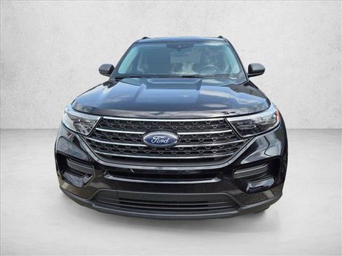 Used 2023 Ford Explorer XLT AWD/4WD image 2