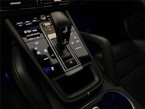 Certified 2022 Porsche Cayenne Platinum Edition image 19