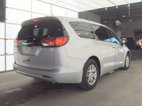 Used 2024 Chrysler Voyager LX image 7