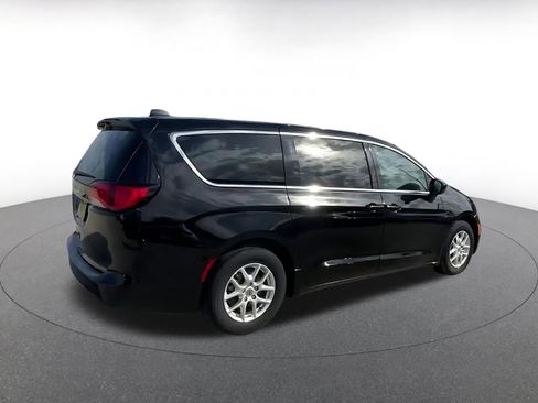 Used 2024 Chrysler Voyager LX image 15