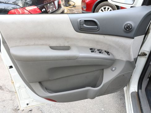 Used 2008 Kia Sedona LX image 15